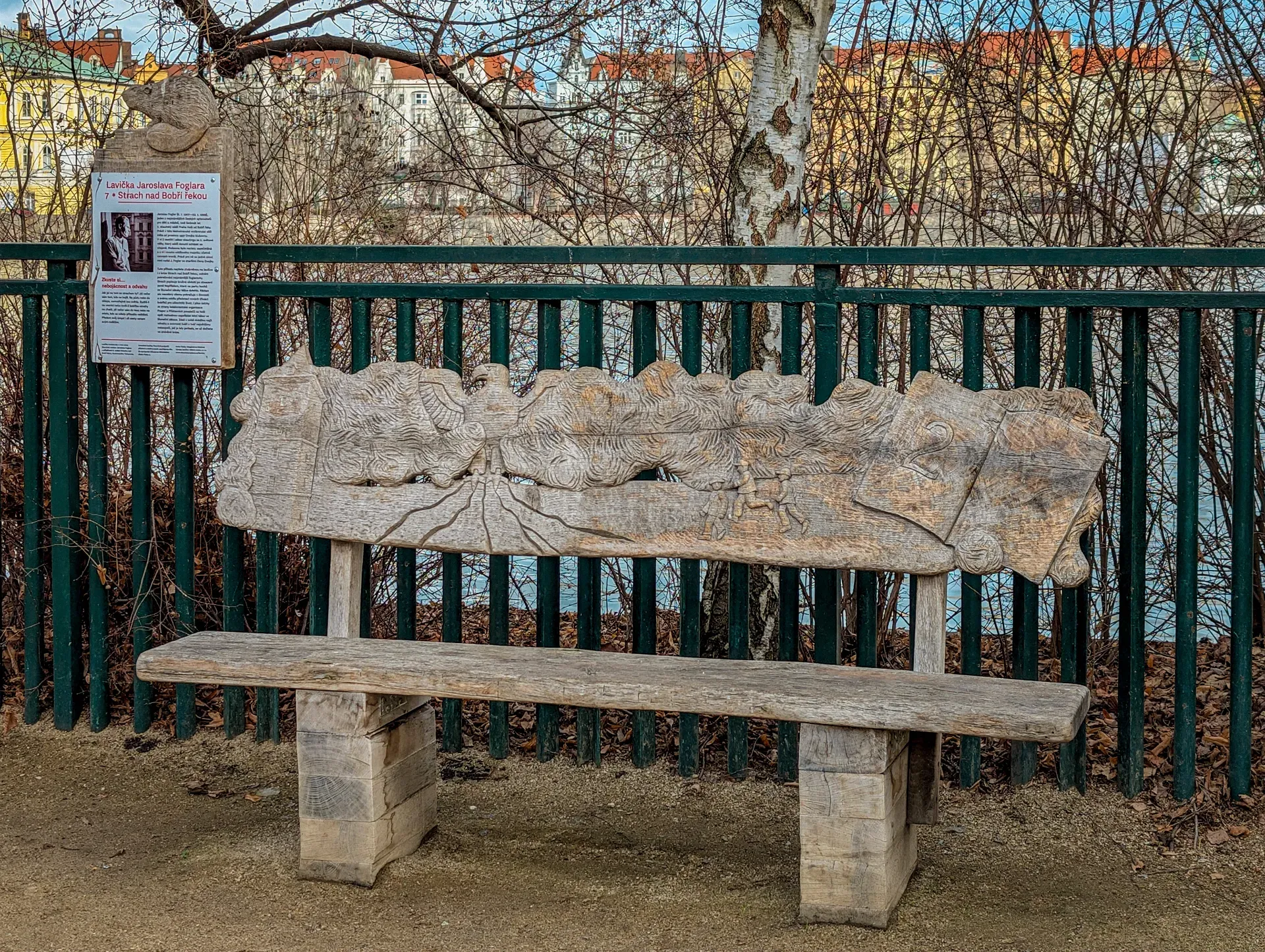 Fotografie lavičky: Strach nad Bobří řekou