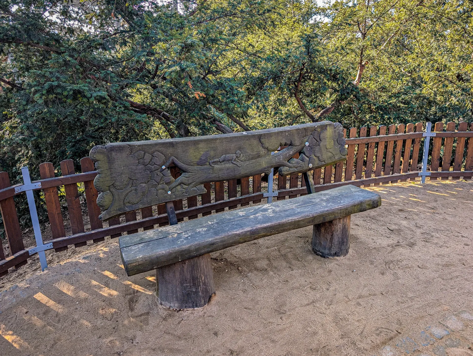 Fotografie lavičky: Chata v Jezerní kotlině