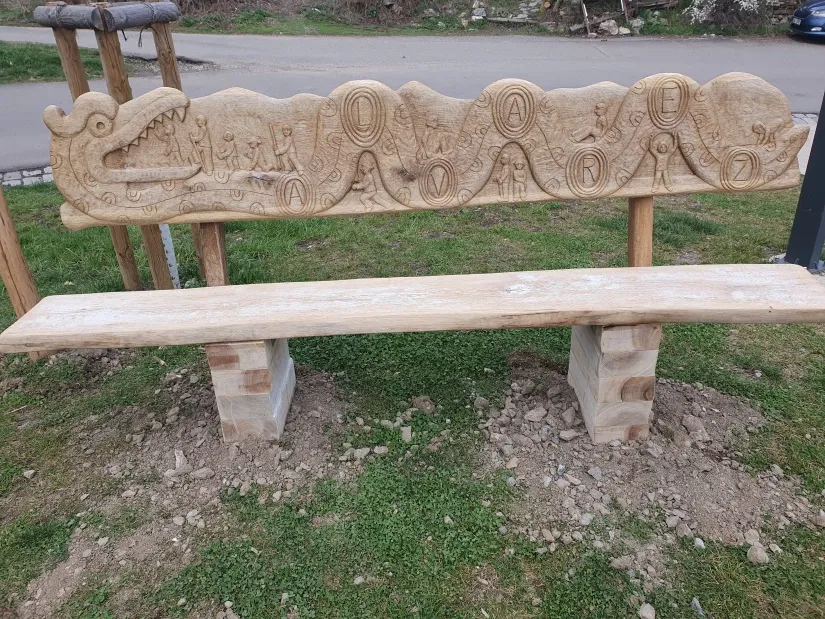 Fotografie lavičky: Pod Junáckou vlajkou / Devadesátka pokračuje