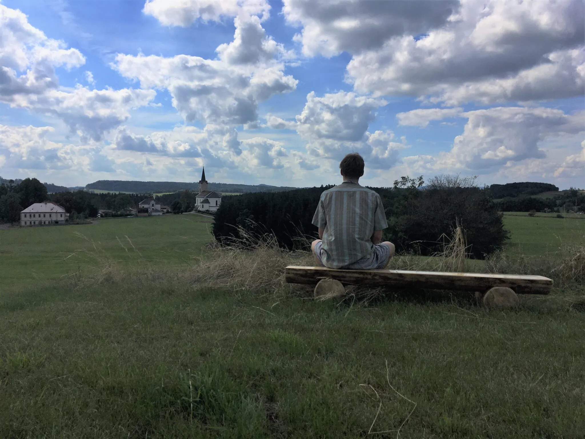 Fotografie lavičky: Nad kapličkou