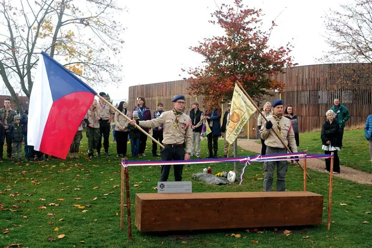 Fotografie lavičky: Skautská lavička Líbeznice